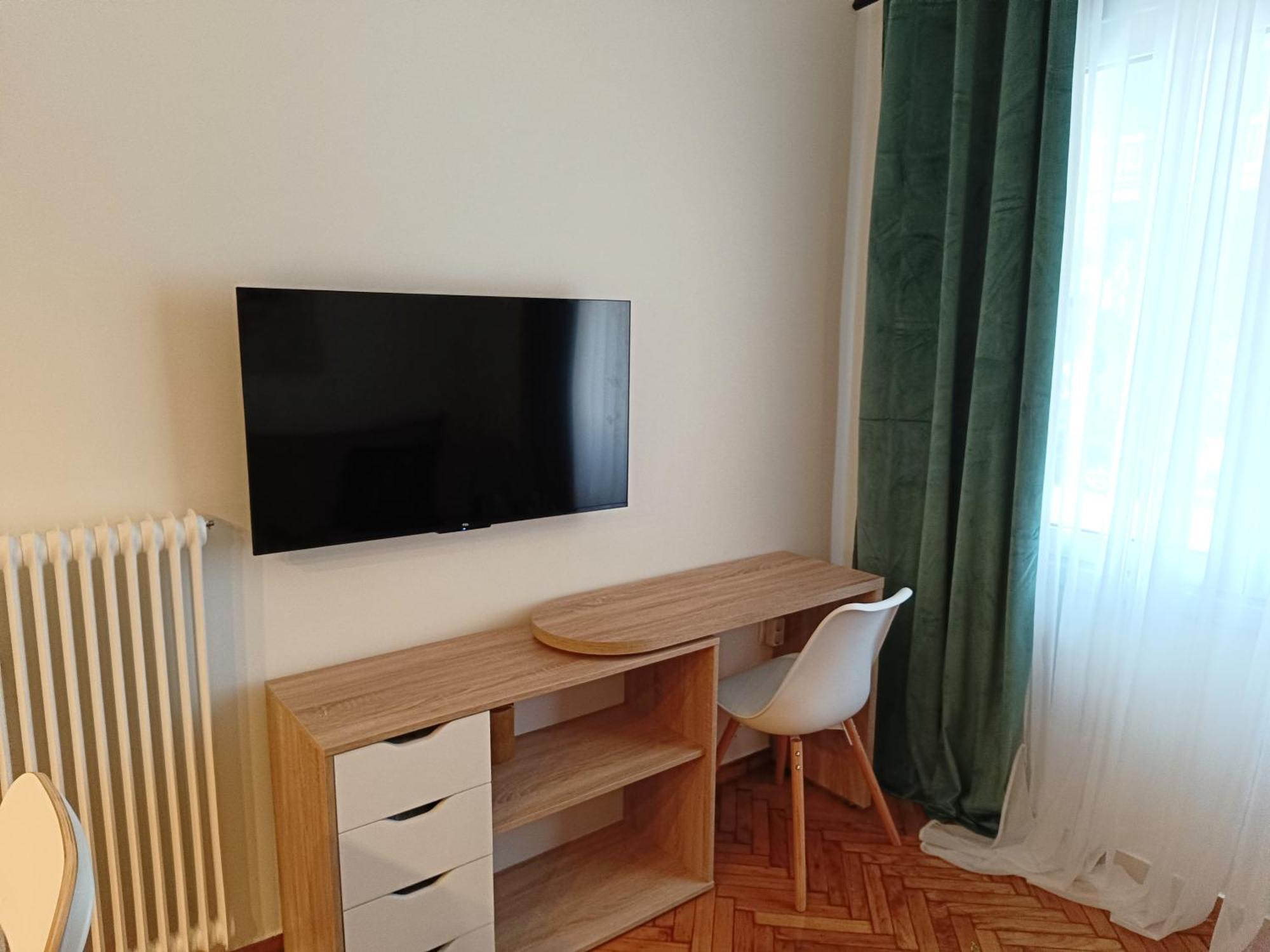 Golden Apartment In Victoria Атина Екстериор снимка